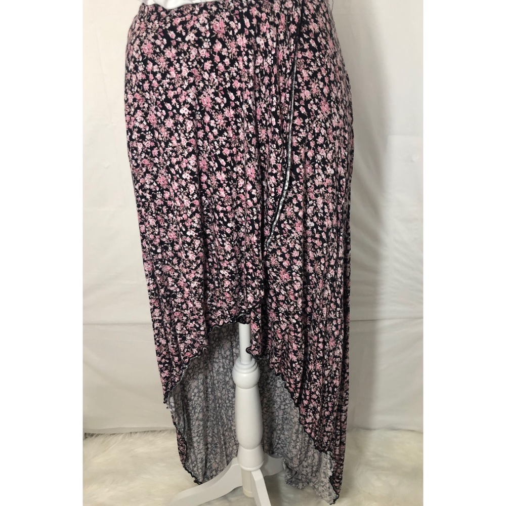 Floral high-low skirt.